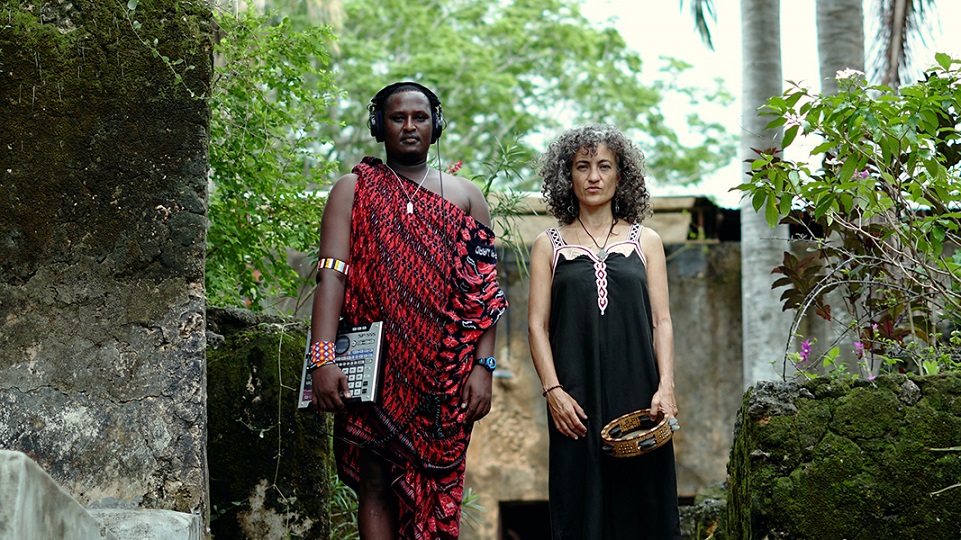 Community Drinks + special performance: ∆.i.∆. (Mutamassik & Lengai Loita, EG/TZ)